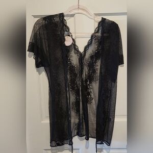 Chic Midnight Lace Robe